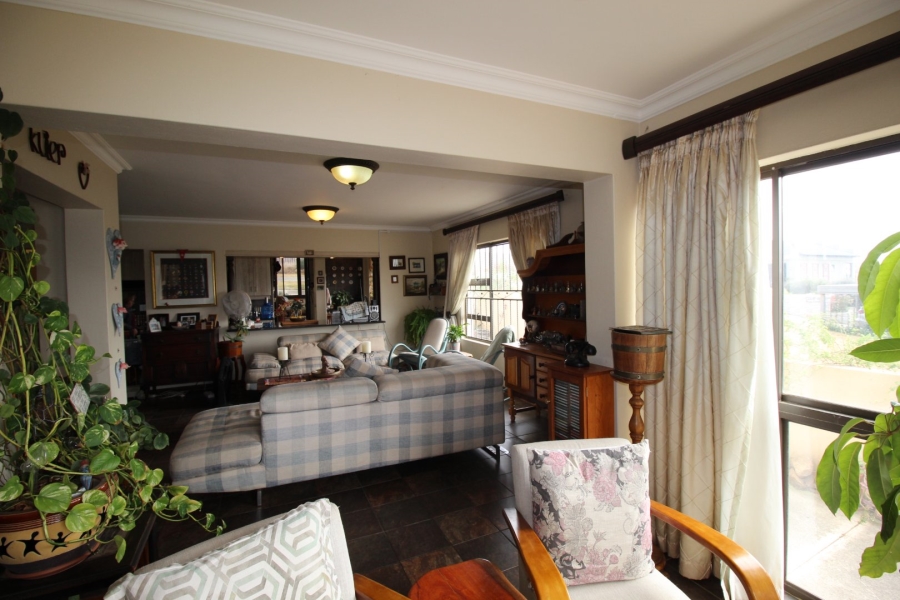 4 Bedroom Property for Sale in Lake Deneysville Free State